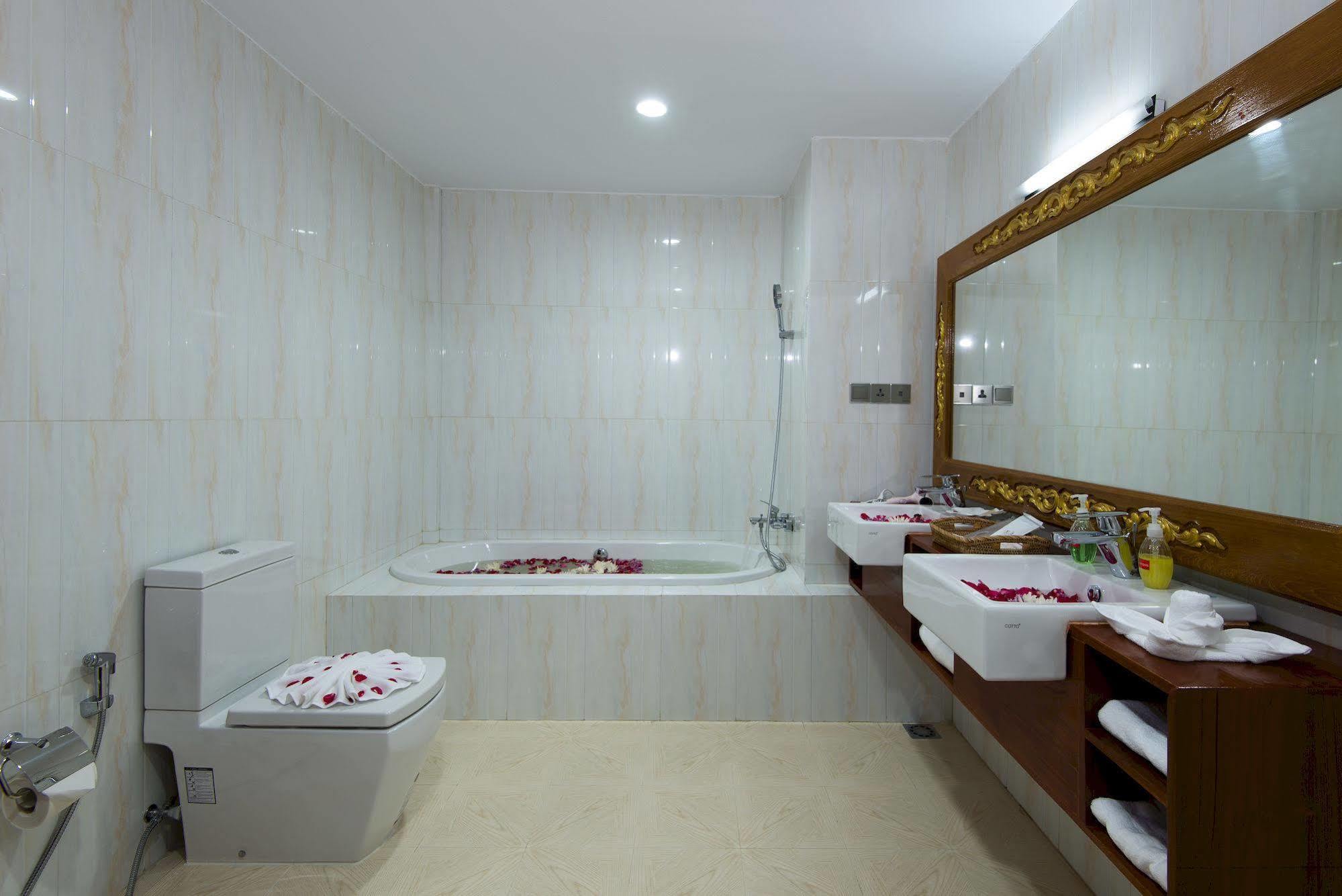 Su Tine San Royal Palace Hotel Баган Екстериор снимка