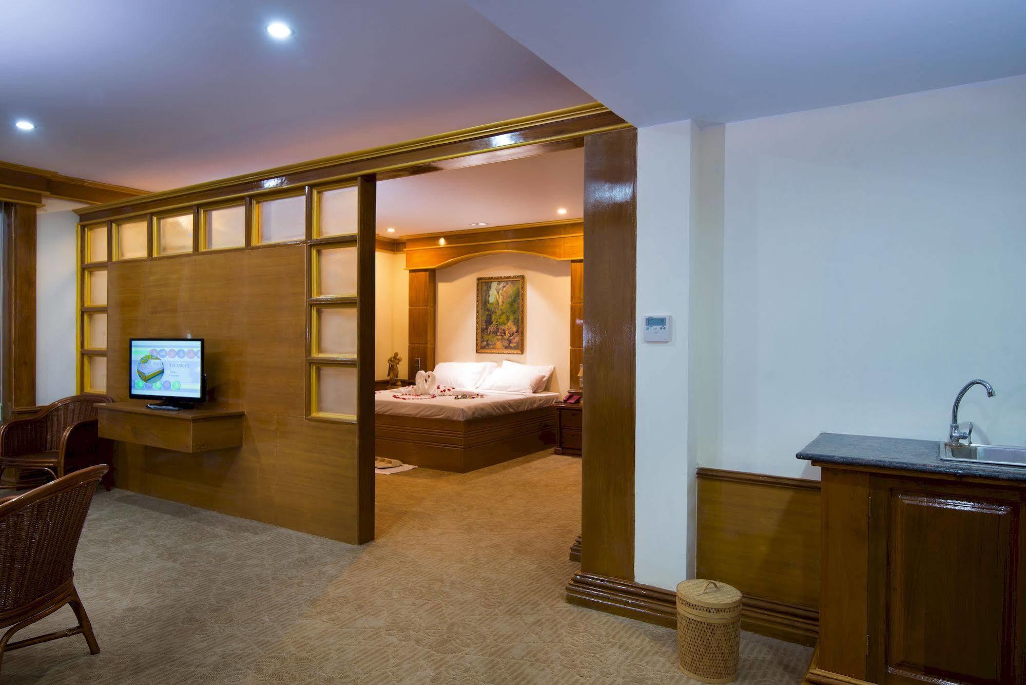 Su Tine San Royal Palace Hotel Баган Екстериор снимка